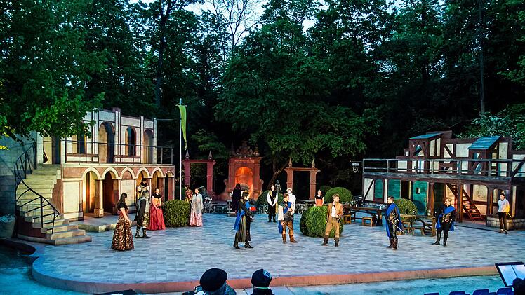 Proben-Impressionen: "Die drei Musketiere" feiern am Samstag Premiere auf der Freiluftbühne des Landestheaters Coburg rund um den Herzog-Alfred-Brunnen.Foto: Jochen Berger