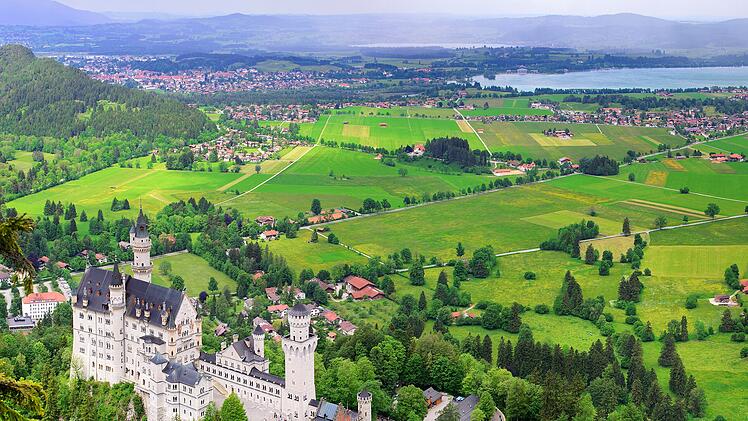 Schloss Neuschwanstein liegt in der Nähe der Gemeinde Schwangau und der Stadt Füssen im Allgäu.  Anfahrt mit dem Auto oder Bus erfolgt über die Bundesautobahn A7 (Ulm – Kempten – Füssen) bis zum Autobahnende. Von Füssen geht es weiter über die Bundesstraße B17 in Richtung Schwangau; nach dem Verlassen der Ortschaft biegt man rechts ab in Richtung Hohenschwangau.  Alternativ kann die Anfahrt über die Bundesautobahn A7 – Ausfahrt Kempten – erfolgen, von dort auf die Bundesstraße B12 bis Marktoberdorf. Weiter über die B16 bis Roßhaupten – OAL I bis Buching und dann über die B17 bis Schwangau und Hohenschwangau. Bavaria, Germany, 02.06.2014. Neuschwanstein Royal Castle. Bavaria, Germany, 02.06.2014. Neuschwanstein Royal Castle.  von Igor