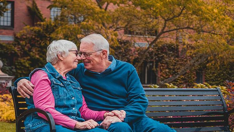 Partnersuche im Alter: Mit diesen Tipps gelingt das Daten im besten Lebensalter.
