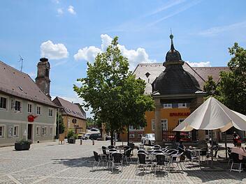 Strahlend blauer Himmel, Sonne satt und eine blühende Pflanzenwelt. Endlich ist der Sommer wieder da. Auch ein paar kleinere Wölkchen vermochten den Himmel nicht zu trüben.  Fotos: Martin Kreklau