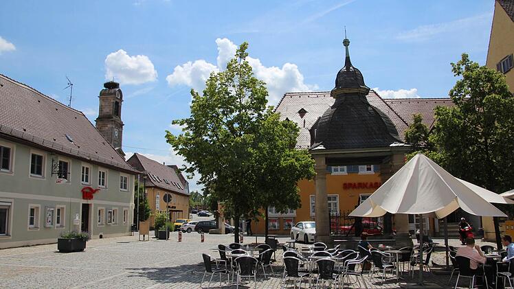 Strahlend blauer Himmel, Sonne satt und eine blühende Pflanzenwelt. Endlich ist der Sommer wieder da. Auch ein paar kleinere Wölkchen vermochten den Himmel nicht zu trüben.  Fotos: Martin Kreklau