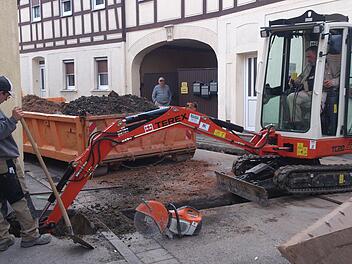Am Beginn der Vorstadtstraße, auf Höhe des Anwesens Jauchstetter wurde im Oktober mit dem Bau des Nahwärmenetzes begonnen (Unser Bild). Es dauerte kaum ein halbes Jahr und das die Leitung für das Nahwärmenetz war bis zum Ausgangspunkt, der Biogasanlage Wunderlich verlegt. Foto: Pratsch/Repro Schmidt