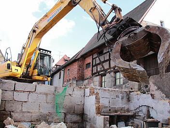 Stück für Stück frisst sich der Bagger durch den morschen Altbau bis nur noch Holz (oben) und Bauschutt übrig bleiben. Fotos: Josef Hofbauer