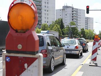 Die eine Baustelle verschwindet, die andere kommt: Der Berliner Ring wird an der Kreuzung Moosstraße in beide Richtungen einspurig. Dort müssen sich Autofahrer auf Verkehrsbehinderungen einstellen (Bild). Dagegen heißt es freie Fahrt an der Kreuzung Forchheimer Straße am Münchner Ring nach einem dreiviertel Jahr Bauzeit. Foto: Matthias Hoch