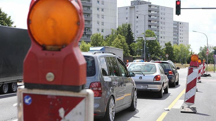 Die eine Baustelle verschwindet, die andere kommt: Der Berliner Ring wird an der Kreuzung Moosstraße in beide Richtungen einspurig. Dort müssen sich Autofahrer auf Verkehrsbehinderungen einstellen (Bild). Dagegen heißt es freie Fahrt an der Kreuzung Forchheimer Straße am Münchner Ring nach einem dreiviertel Jahr Bauzeit. Foto: Matthias Hoch