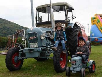 Familie Schaub mit Eicher Dieselross - in Jung und älter Fotos: Elisabeth Assmann