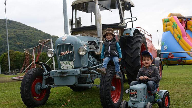 Familie Schaub mit Eicher Dieselross - in Jung und älter Fotos: Elisabeth Assmann