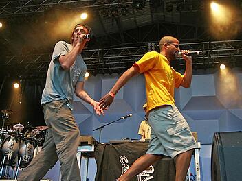Die beiden Bambägga auf der Bühne bei einem Auftritt neben den Fanta 4: Jonas und Cony MC. Foto: Albert Höchstädter