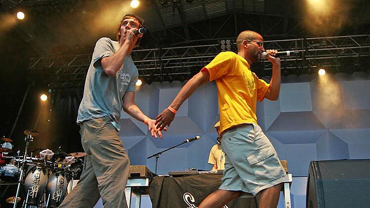 Die beiden Bambägga auf der Bühne bei einem Auftritt neben den Fanta 4: Jonas und Cony MC. Foto: Albert Höchstädter