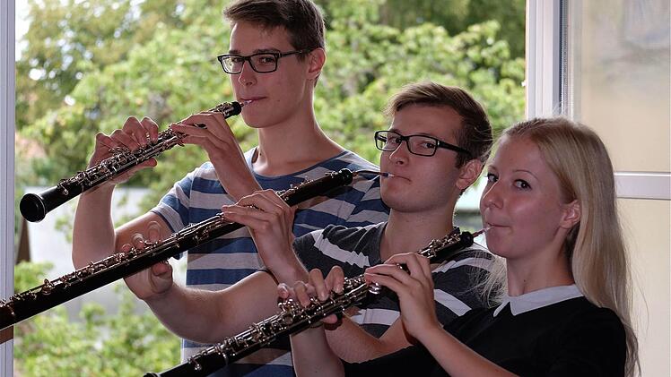 Cornelius Moller, Lukas Käßer und Sabrina Gado proben eisern für ihr Ensemble-Konzert am Samstag. Fotos: Gerd Schaar