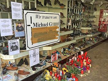 Blumen, Kerzen und Gedichte: So sah der Eingang in das Schuhhaus in der Langen Straße vor einem Jahr aus. Archivfoto: Peter Groscurth