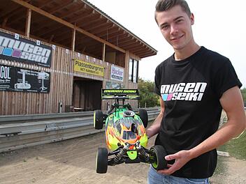 Sebastian Winterstein (18) lässt seinen RC-Buggy bei der Weltmeisterschaft in Las Vegas starten. Ende September fliegt er in die USA - vielleicht bedeutet der WM-Start den Sprung in die Profiklasse. Foto: Sonny Adam