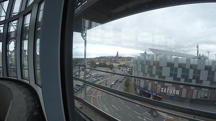 Das Atrium im Neubau des Landratsamts Erlangen-Höchstadt machte beim Richtfest Eindruck. Rund 40 Millionen Euro soll der Bau kosten. Foto: Christian Bauriedel