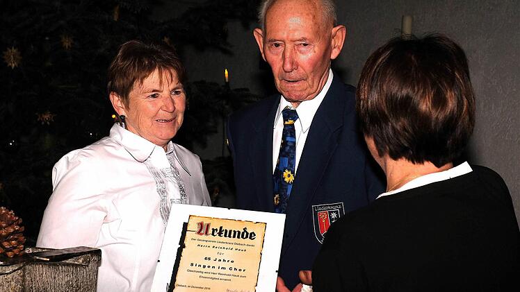 Sänger Reinhold Hauk wurde für seinen 65-jährigen aktiven Einsatz geehrt, die Vorsitzende Ursula Ziegler überreichte.  Foto: Gerd Schaar