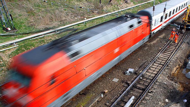 IC-Züge der Deutschen Bahn - hier ein Symbolbild - werden ab Dezember Ludwigsstadt nicht mehr links liegen lassen, sondern es wird in Ludwigsstadt IC-Halte geben.  Foto: Jens Büttner dpa/Archiv