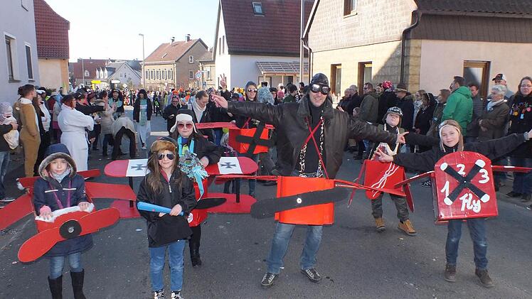 Die "Fliegerschule" kam aus Eltmann und schwebte durch den Sander Faschingszug.