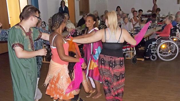 Die Leute vom Caritas-Seniorenheim Sankt Bruno in Ha&szlig;furt feierten zusammen mit denen von der Sozialpflegeschule und hatten viel Spa&szlig; unter dem Motto "arabischer Markt". Foto: privat