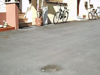 Schon heute sollen die Löcher im Asphalt des Mühlwegs in Steinwiesen gefüllt werden.  Foto: Susanne Deuerling