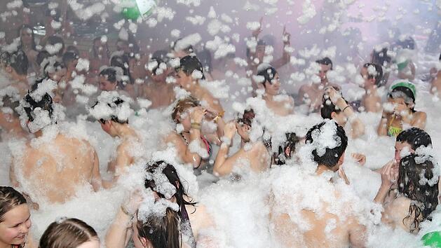 Mit Schaum wird bei der Pool-Party nicht gegeizt. Foto: p