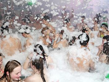 Mit Schaum wird bei der Pool-Party nicht gegeizt. Foto: p