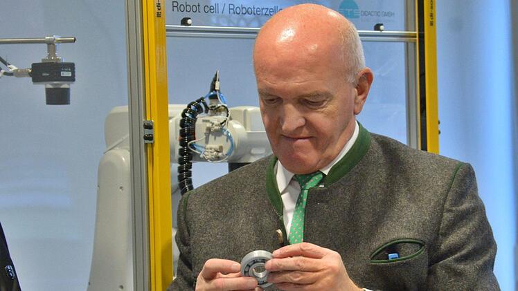 Dass ein 3D-Drucker auch ein fertiges, funktionierendes Kugellager herstellen kann, konnte Landrat Thomas Habermann selbst testen, ebenso die Ausschussmitglieder. Foto:  Hanns Friedrich