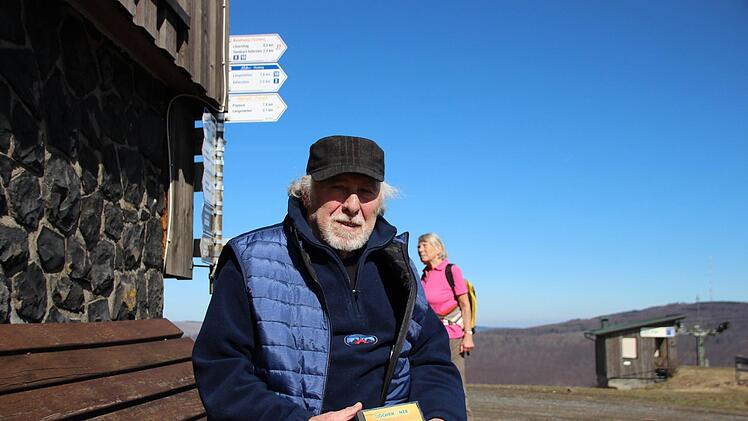 Hans Lickel verkauft seine CD mit Rhönwanderliedern zugunsten der Kissinger Hütte. Foto: Benedikt Borst