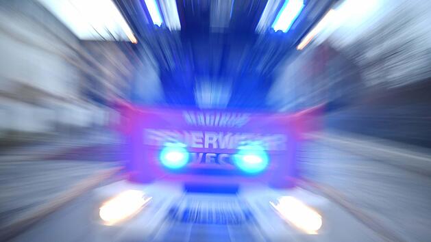 Die Feuerwehr sperrte die Stra&szlig;e aufgrund eines schweren Autounfalls. Einen besonders dreisten Autofahrer k&uuml;mmerte das &uuml;berhaupt nicht und er fuhr einfach durch die Absperrung. Symbolbild: Ronald Rinklef