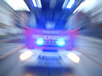 Die Feuerwehr sperrte die Stra&szlig;e aufgrund eines schweren Autounfalls. Einen besonders dreisten Autofahrer k&uuml;mmerte das &uuml;berhaupt nicht und er fuhr einfach durch die Absperrung. Symbolbild: Ronald Rinklef