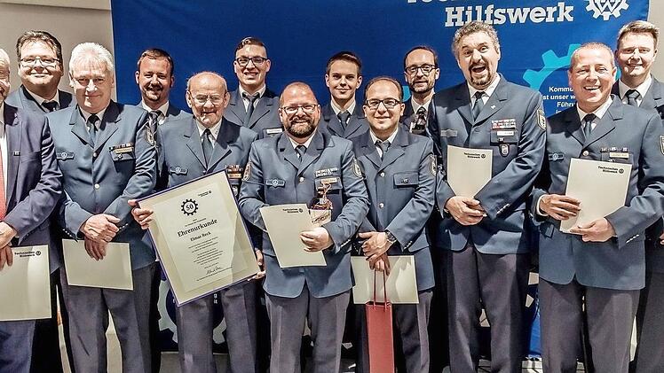 Die Geehrten: Siegfried Feustel (40 Jahre), Alexander Schr&uuml;fer (30), Karl-Heinz Pfeffermann (40), Christian Kalb (25), Elmar Reck (50), Tobias Seubert, Stephan St&uuml;hler (20), Maximilian Karl, Alexander Pantazis, Stefan Steinsd&ouml;rfer (20), J&uuml;rgen W&ouml;hrmann (30), Jochen Ro&szlig; (30), Ortsbeauftragter Christian Wilfling und Martin Kummer (r.) von der THW-Regionalstelle Bamberg Fotos: Nicole Endres