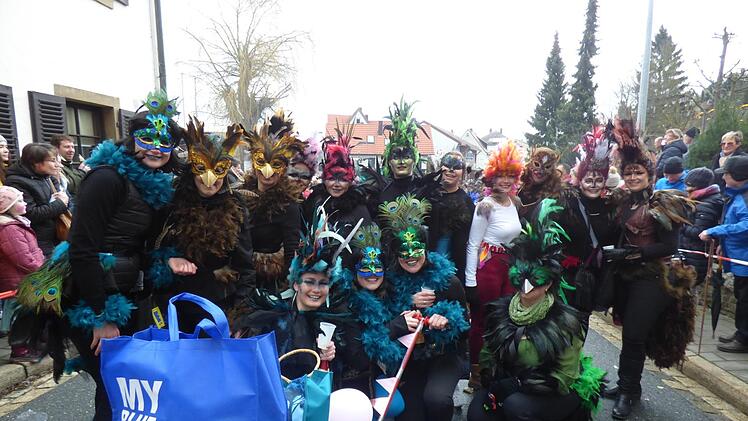 Mit fantasievollen Kostüme hatte sich eine große Mädelsgruppe  als "Crazy Birds" verkleidet.  Foto: Thomas Weichert