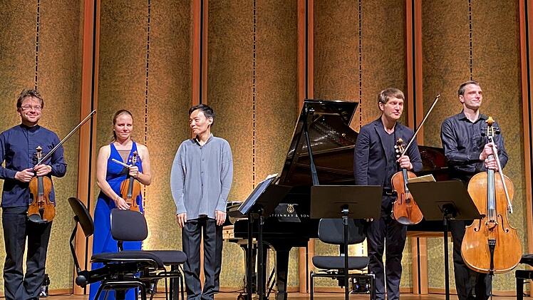 ie Geigerin Julia Fischer war mit vier Kollegen gekommen: Alexander Sitkovetsky (Violine), Nils Mönkemeyer (Viola), Friedrich Thiele (Violoncello) und William Youn (Klavier).