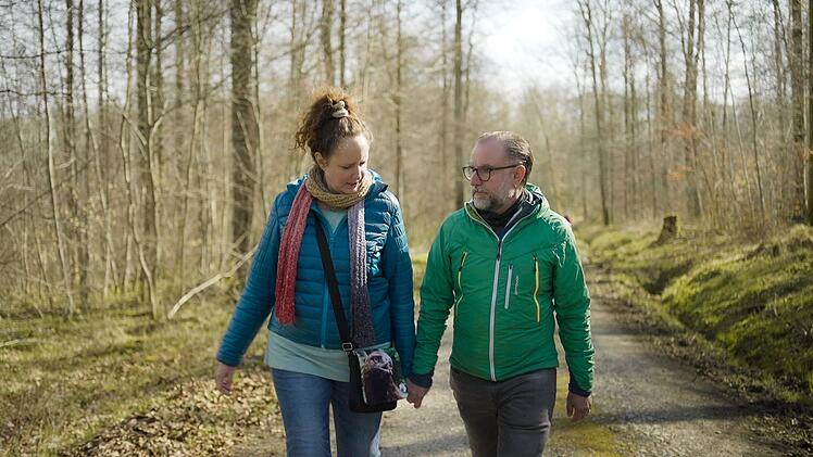 Die Ehe von Anja und Ralf musste schon viel aushalten. Anja verliebte sich über das Internet in einen Love Scammer. Eine Paartherapie half den beiden.