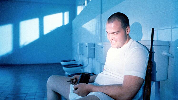 Leonard Pyle (Vincent D'Onofrio) hat genug von den Dem&uuml;tigungen im Milit&auml;rcamp. Er greift zur Waffe.