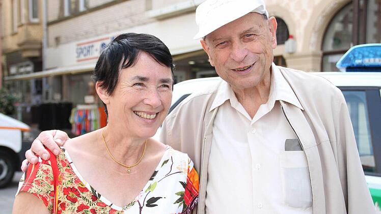 Karin Peter, Bad Kissingen: "Wir haben uns schon gewundert", sagt Karin Peter, als sie die blauen Uniformen gesehen hat. "Schick sehen sie aus. Daran kann man sich gewöhnen." Ihr Lebensgefährte Walter Nickel sieht das anders: "Mir gefallen die alten besser, weil sie heller sind."