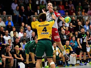 Zugepackt: Während der Bad Blankenburger Elvijs Borodovskis (vorne) beherzt zugreift, schnappte sich Jan Wicklein mit dem HSC Bad Neustadt die Punkte. Foto: Anand Anders