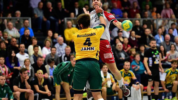 Zugepackt: Während der Bad Blankenburger Elvijs Borodovskis (vorne) beherzt zugreift, schnappte sich Jan Wicklein mit dem HSC Bad Neustadt die Punkte. Foto: Anand Anders