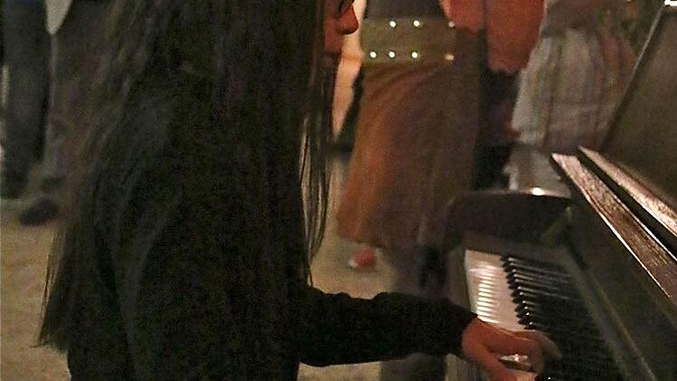 Den musikalischen Rahmen setzte die zehnjährige Pianistin Melly Dörrbeek mit ihrem Spiel.