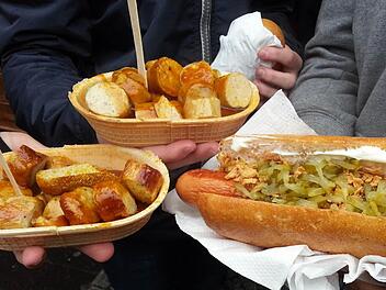 "Futterplätze" gibt's genug auf dem Bamberger Weihnachtsmarkt. Foto: Sabine Christofzik