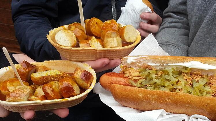"Futterplätze" gibt's genug auf dem Bamberger Weihnachtsmarkt. Foto: Sabine Christofzik