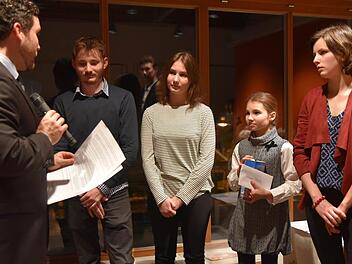 Bürgermeister Martin Finzel ehrte beim Neujahrsempfang (von links) Alijoscha Kotschy, Amelie Kotschy, Johanna Kotschy und Antonia Rausch für ihren außergewöhnlichen schulischen Erfolg. Foto: Gabi Arnold