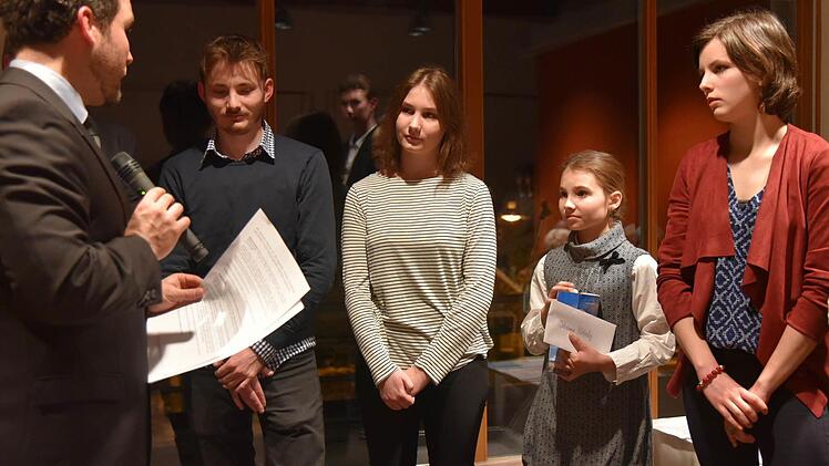 Bürgermeister Martin Finzel ehrte beim Neujahrsempfang (von links) Alijoscha Kotschy, Amelie Kotschy, Johanna Kotschy und Antonia Rausch für ihren außergewöhnlichen schulischen Erfolg. Foto: Gabi Arnold