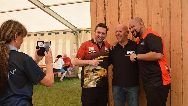 Auf diesem Foto sieht man Alfred Pödtke, wie er mit Devon Petersen und Jyhan Artut ein Foto macht. Foto: Daniela Pondelicek