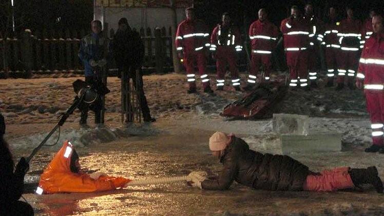 Eisrettung durch die DLRG- die Retter hoffen möglichst wenig ausrücken zu müssen. Fotos: Michael Busch