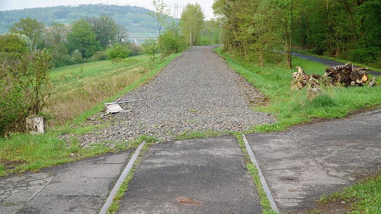 Ab hier, wo der Radweg R2 am Ortsende von Altengronau die alte Bahnstrecke kreuzt, soll auf einer Länge von 450  Metern der Bahndamm als Radweg ausgebaut werden.    Foto: Alexander Gies