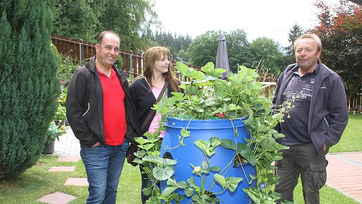 Viel bewundert wurde das Erdbeerfass von Manfred Sch&uuml;bel in Grafengehaig.