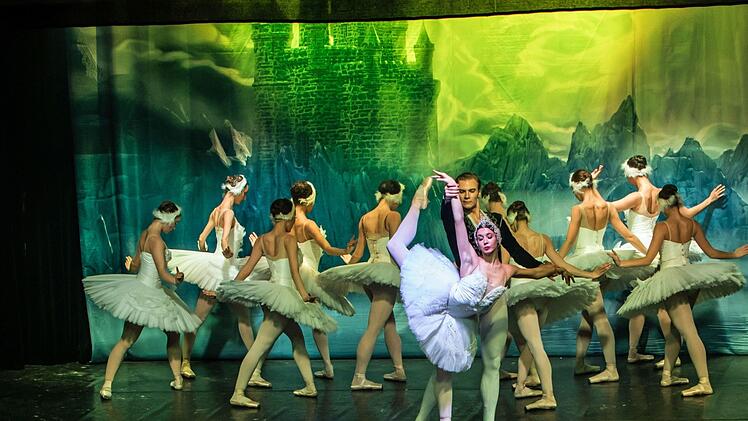 Märchen-Ballett mit Happy End: Tschaikowskys "Schwanensee, getanzt vom Russischen Staatsballett, beeindruckte die Besucher im Kongresshaus.Foto: Jochen Berger