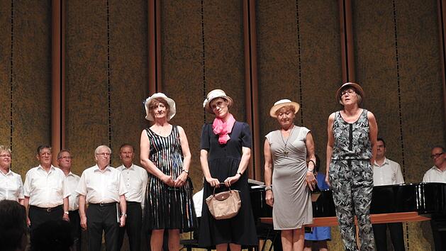 Pia Betzer (vorne von links), Christine Wei&szlig;, Doris Schmitt und Ursula Mahlmeister als Damen-Quartett mit ihrem Couplet "Nur keinen Mann". Gabriele Fr&uuml;hwald