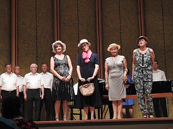 Pia Betzer (vorne von links), Christine Weiß, Doris Schmitt und Ursula Mahlmeister als Damen-Quartett mit ihrem Couplet "Nur keinen Mann". Gabriele Frühwald