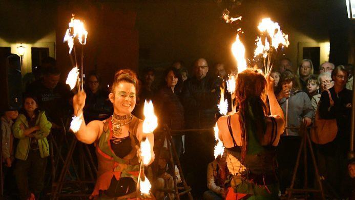 Die Feuershow am Samstagabend war das Highlight an diesem Tag. Die beiden Künstlerinnen begeisterten die Zuschauer.  Hanns Friedrich