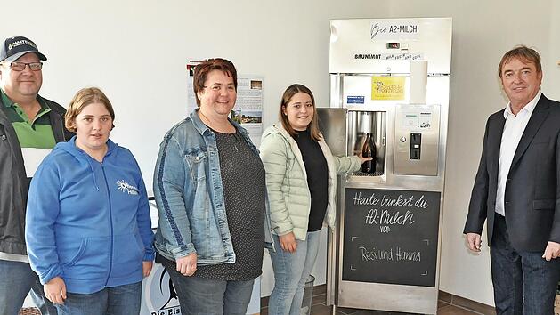 Familie Dietz hat in Bundorf einen Hofladen eröffnet. Zur offiziellen Eröffnung kam Bürgermeister Hubert Endres (rechts), der Klaus Dietz, Theresa Dietz, Christiane Dietz und Julia Dietz zu dem Laden, der ein besonderes Geschäftsmodell hat, gratulierte.